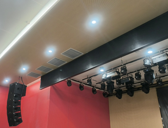 高顏值+實力派！通用舞臺幕布成功打造某中學智慧化多功能報告廳項目